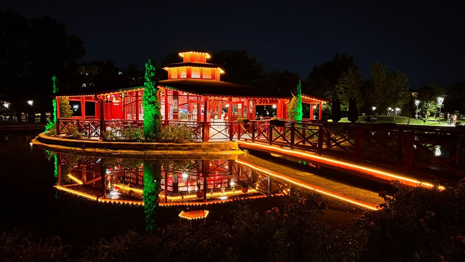 Sakura Cafe & Restaurant’ın su üzerindeki pagoda biçimli binası, gece aydınlatmasıyla ve suya vuran yansımasıyla
