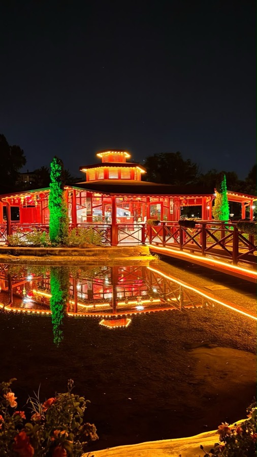 Restoranın ahşap köprüyle bağlanan terası ve gece aydınlatması